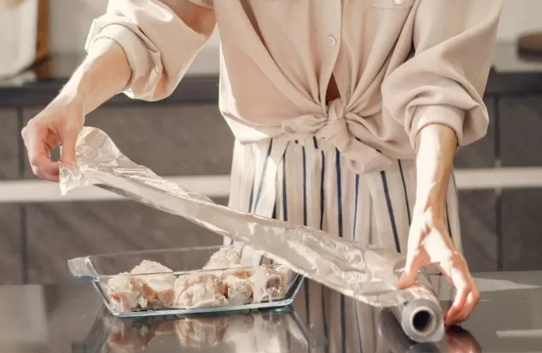 احذر من وضع الطعام في ورق القصدير وحفظه فيها يحوله لمادة قاتلة