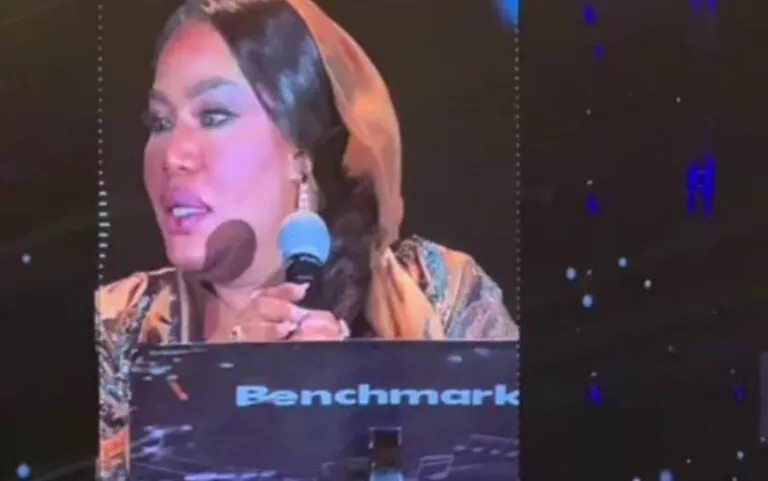 شاهد.. موضي الشمراني تهيج شباب جدة بهذا الظهور الساخن من مسرح بينش مارك