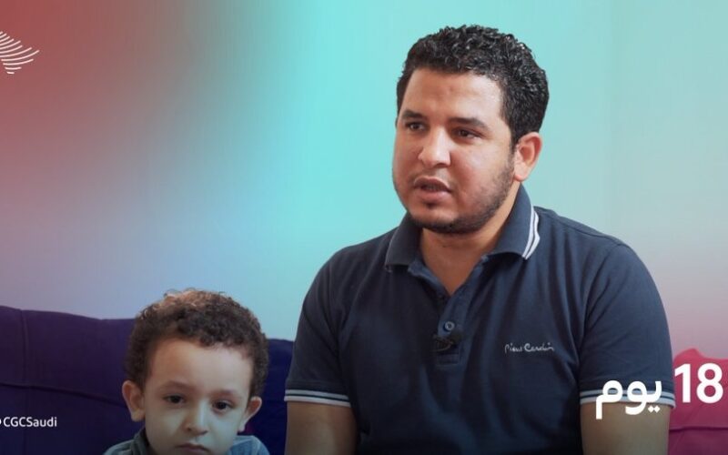 بالفيديو: شاب يكشف كيف تسبب صديقه في إصابته بكورونا لحظة عودته للمملكة.. وردة فعله قبل ظهور الأعراض