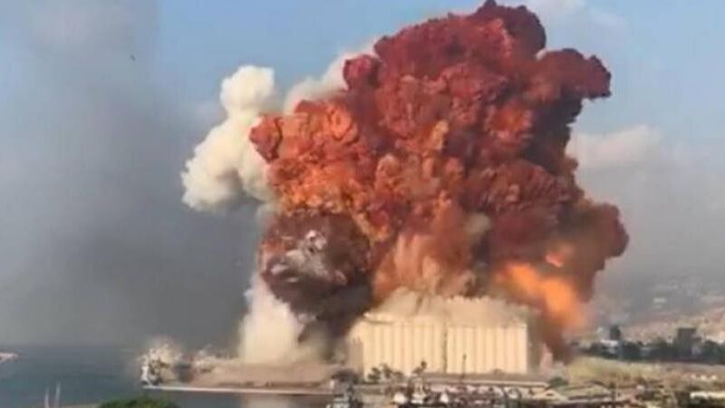 شاهد..(صور جديدة ) اشخاص يتطايرون كالشظايا في السماء بسبب قوة ضغط انفجار ” بيروت” المروع