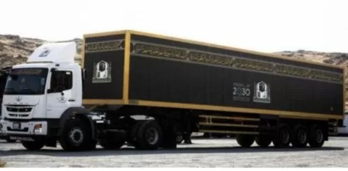 شاهد.. حافلة بمواصفات خاصة لنقل كسوة الكعبة المشرفة إلى الحرم المكي