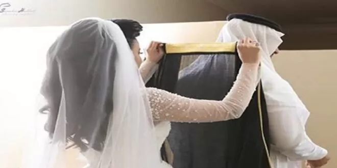 عروسة سعودية تفاجيْ عريسها وتطلب منه بكل وضوح الزواج من صديقاتها والرد يشعل المملكة
