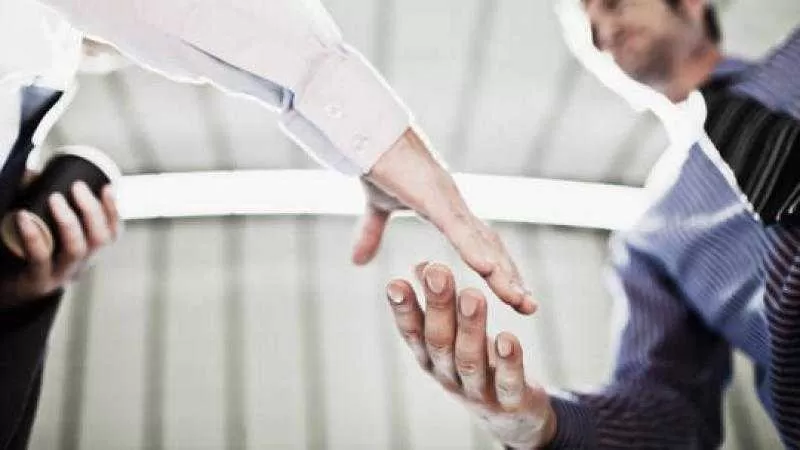 طريقتك في المصافحة قد تنذر بخطر الموت في عمر مبكر