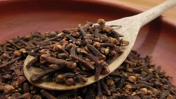 ملعقة واحدة من القرنفل المطحون تخلص جسمك من كل هذه السموم وهذا افضل وقت للحصول على فوائده الكاملة