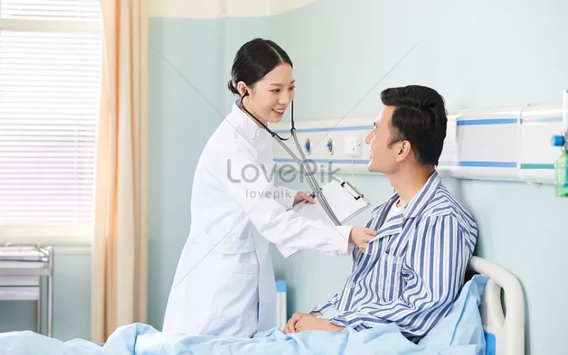 فحصته الممرضة وكانت تعتقد انه رجل كامل الرجولة وبعد ان شاهدت ما في بطنه اصيبت بالجنون