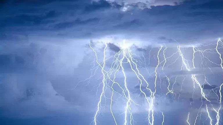 الأرصاد السعوديه تنبه غداً من أمطار رعدية وضباب كثيف في 4 مناطق