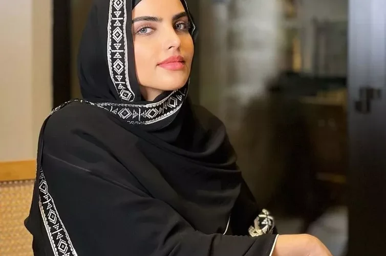 سعد مفصخ وسكرة بملابس داخلية ..شاهد: متابعة تسخر من “سارة الودعاني ” بعدما زعمت لديها 15 عاملة منزلية