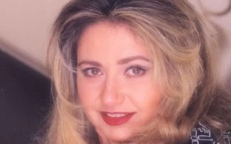 ليلى علوي تفقد سيطرتها امام وسامة فنان شهير وتتحرش به على الهواء وتقول له ابوسك فين ولا اعمل فيك ايه يا مز