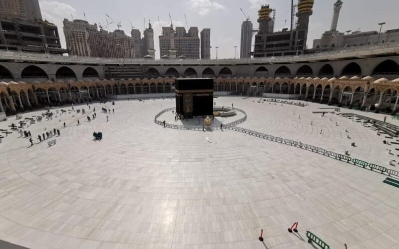 شاهد: منع مؤقت من الدخول إلى صحن الطواف بالحرم المكي لتعقيمه بالكامل