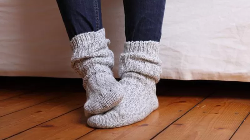 بعضها خطير .. اسباب برودة القدمين الشديدة في الشتاء