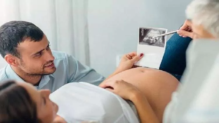 حرفياً هذا الطفل خرج من كبد أمه