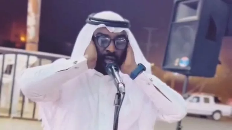 شاهد: شاب سعودي يقلد مؤذن الحرم المكي الشهير بصوت ساحر