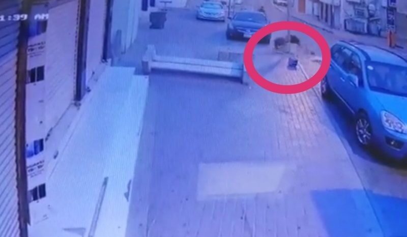 فيديو مروع.. شاهد: سيارة مسرعة تدهس شخص وتطيره في الهواء