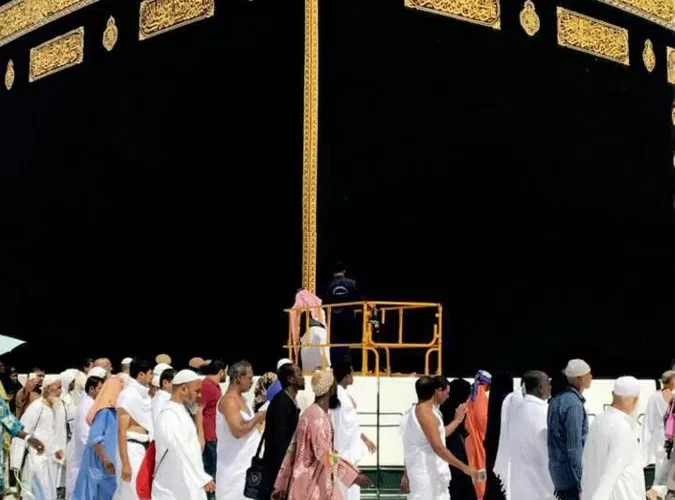 عارض ازياء سعودي يصدم الجميع من جوار الكعبة وهو يؤدي مناسك العمرة