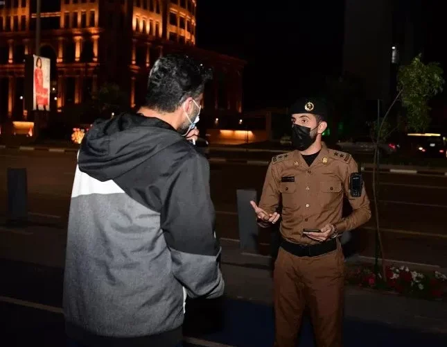 قرار عاجل من الداخلية السعودية بعد ساعات فقط من اعادة فرض لبس الكمامة والتباعد