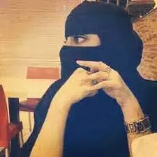 شاهد: سعودية تدعو زوجها للمطعم لتٌجبره بطلاقها .. ردة فعل غير متوقعه