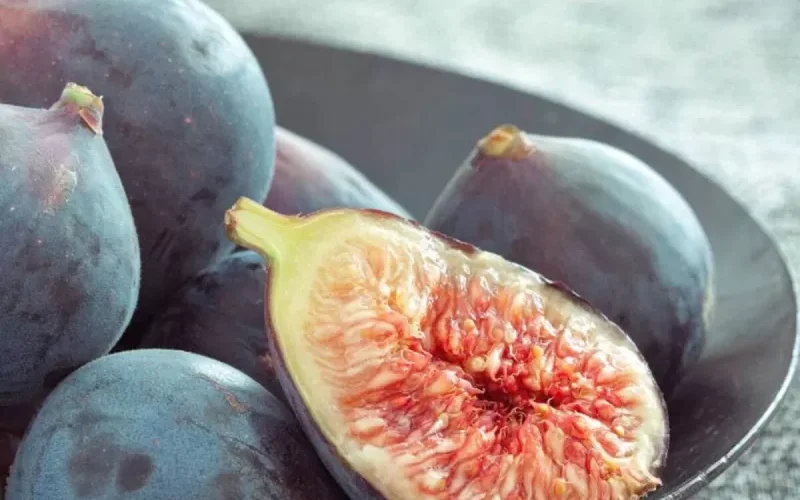 هدية من الله لمن يعانون من ارتفاع الكوليسترول والسكري في هذه الفاكهة المذكورة في القران