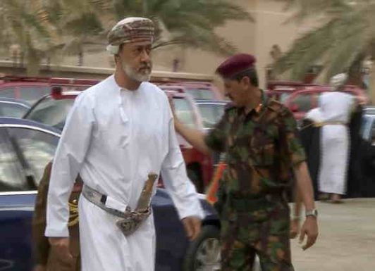شاهد فيديو لأول موكب لسلطان عمان الجديد هيثم بن طارق .. وسر اختيار صحار وجهته الأولى .. والمفاجأة في نوع السيارة التي استقلها