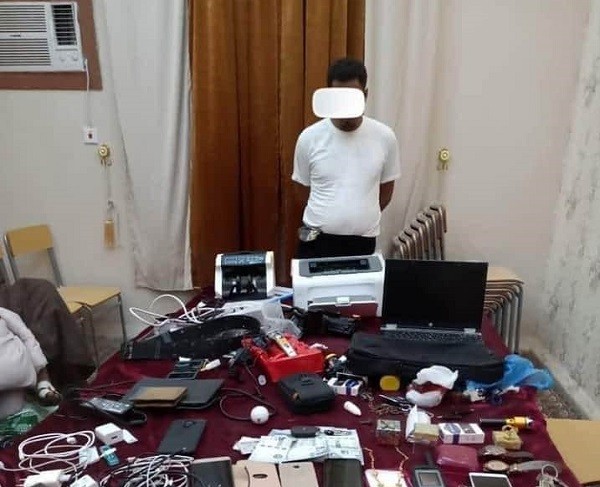 بلبس أنيق وسيارة فارهة.. القبض على لص في المهرة بحوزته مضبوطات بعشرات الملايين