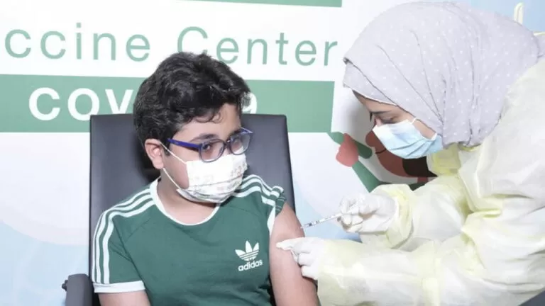 من عدد الجرعات إلى كيفية التقديم.. كل ما تريد معرفته عن لقاح كورونا للأطفال في المملكة -فيديو