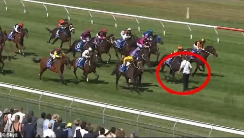 فيديو مروع لرجل وجد نفسه فجأة امام عدد كبير من خيول السباق فكان هذا مصيره