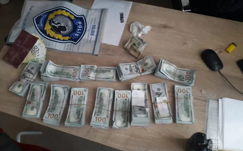 شاهد: العثور على مبلغ مالي ضخم من هذه العملة تحت انقاض منزل في تركيا