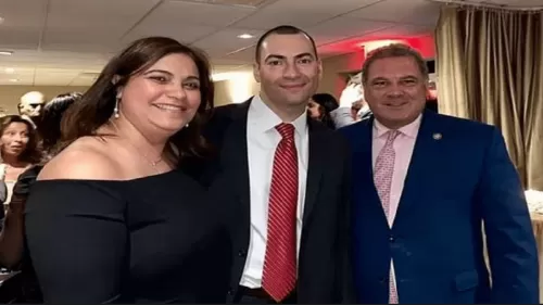 مديرة مدرسة تجبر سكرتيرتها على التقاط صور فاضحة (صور)