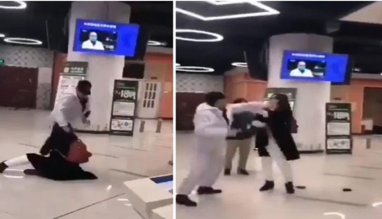 شاهد .. رجل أمن يعتدي على امرأة بـ “الركلات واللكمات” في الصين بعد رفضها الخضوع لفحص كورونا