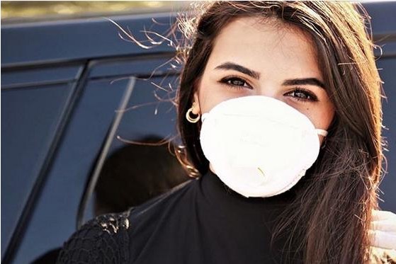 مذيعة لبنانية تسقط على الأرض خلال تغطيتها أوضاع المصابين بكورونا.. شاهد الفيديو..