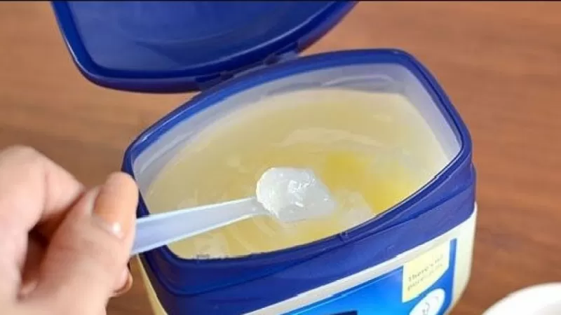 فيديو يشرح بالتفصيل طريقة استخدام ملعقة من الفازلين لإزالة الشعر من المناطق الحساسة وشعر العانة دون الم