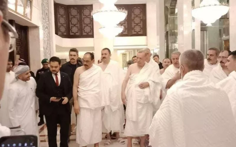 شاهد قصة اليمني الذي ظهر بجوار أردوغان في السعودية