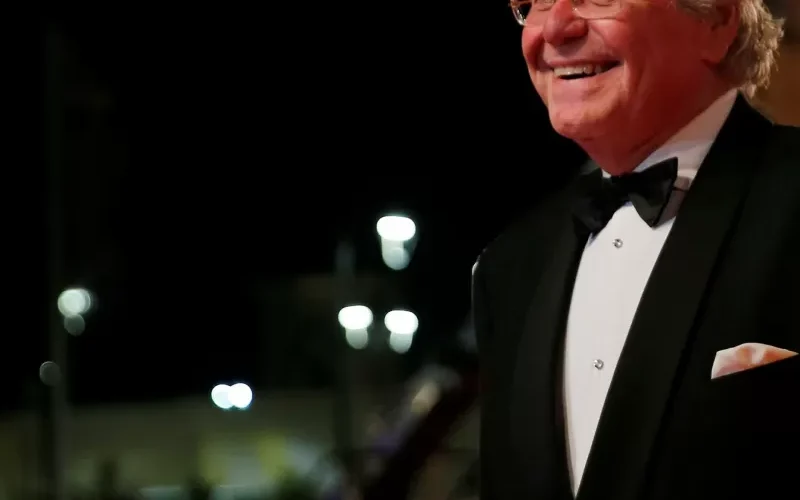 حسين فهمي عن نجمة شهيرة في جلسة خاصة : ريحتها وحشة وما رضيتش ابوسها وطردتها برا الاستديوو