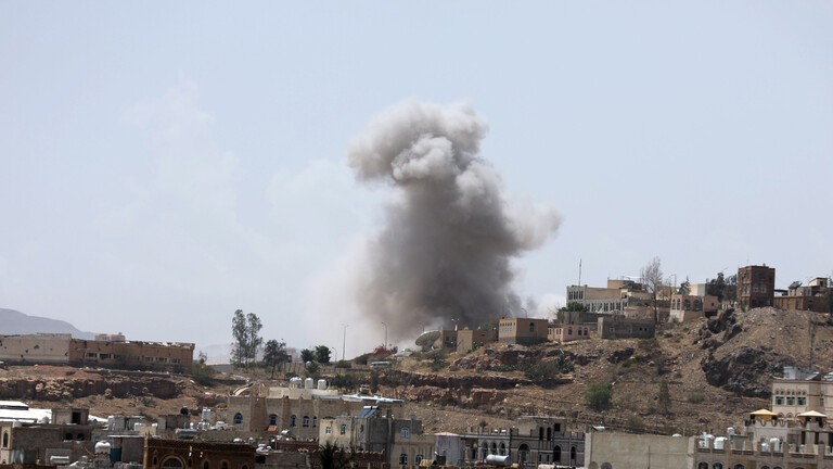 استطاعوا بمهاره عاليه وبجهد دؤوب أن يحولوا حياة اليمنيين إلى جحيم، ثم انطلقوا يسخرون من تأريخه، ومن نسبه، ومن عروبته.