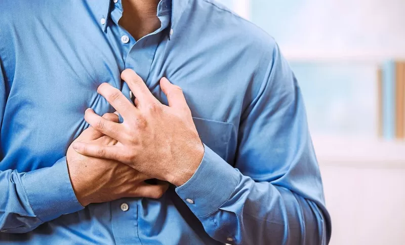 الم الذراع وحرقة المعدة علامات على نوبة قلبية قريبة