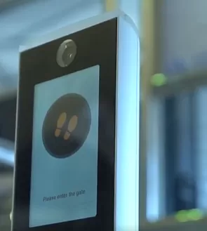 شاهد: من اليوم لن تحتاج لوثائق السفر في مطار الملك خالد والبديل هو بصمة الوجه فقط