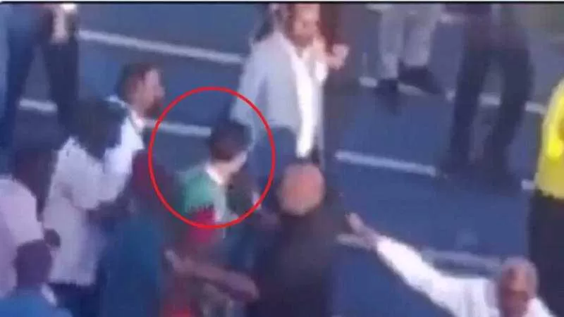 فيديو أغضب المصريين.. شاهد لحظة تعرض حارس الأهلي المصري للاعتداء والضرب على وجهه في السودان