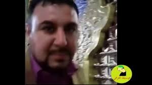 إيراني يلحس ضريحا بطريقة مقززة بسبب كورونا .. فيديو