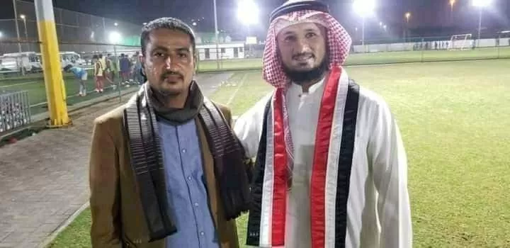 شاهد بالصور.. الشيخ القارئ فارس عباد في مدرجات الملعب مشجعاً المنتخب اليمني ويرتدي هذا اللباس