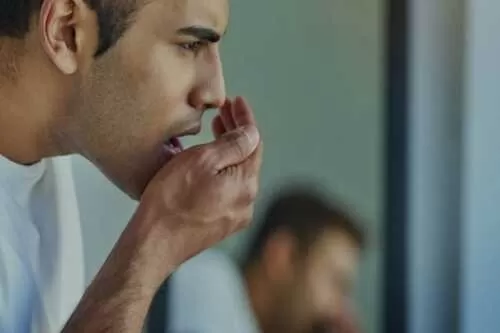 لن تصدق السبب الحقيقي للعادة التي تحرج الكثيرين في كل مكان