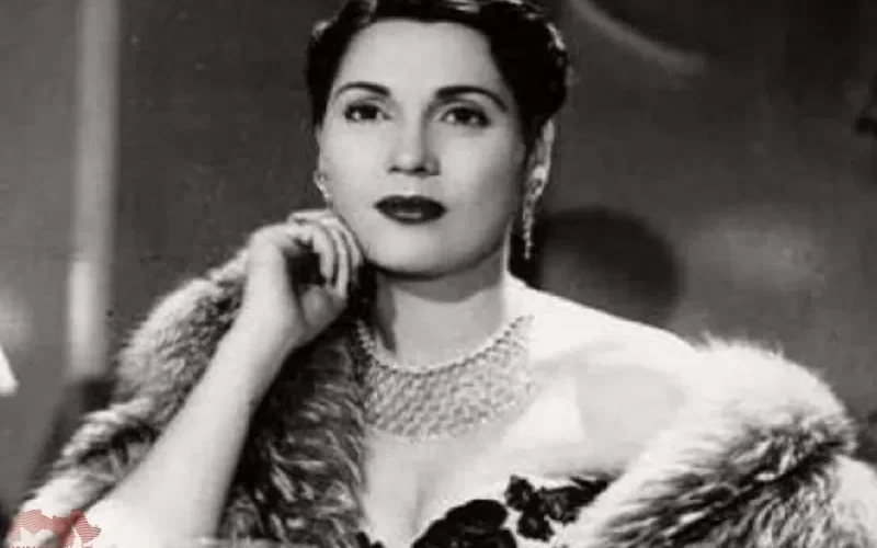 لن تصدق من تكون الفنانة المصرية الشهيرة التي طردها زوجها من شقتها بروب النوم وبكى في حضنها على فراش الموت