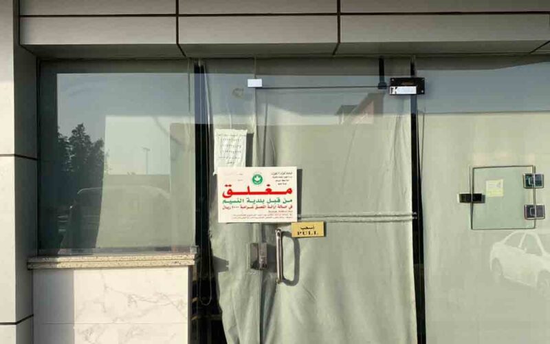 الرياض: ازدحام شديد على احد المطاعم في اول ايام الحظر يدفع السلطات للتدخل (فيديو)