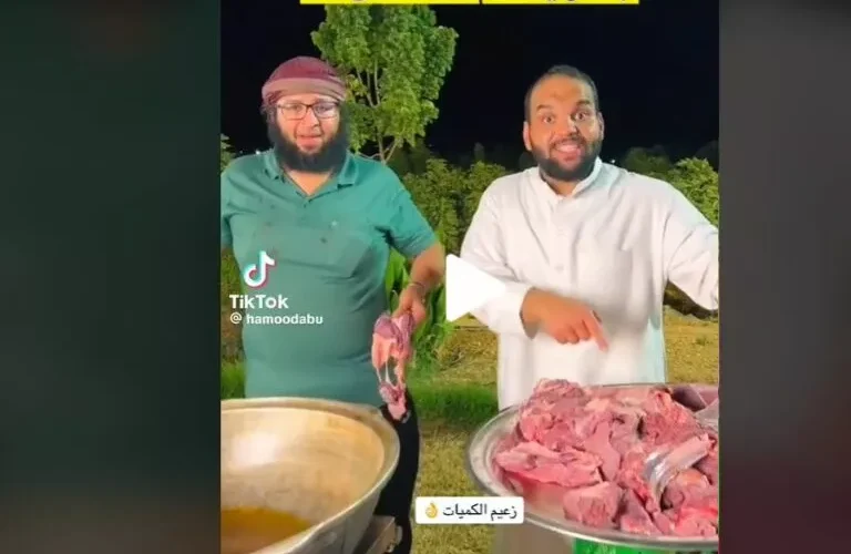 شاهد الشيف أبو عبدالله وصديقه يثيران الجدل بفيديو طهو لحم الحصان