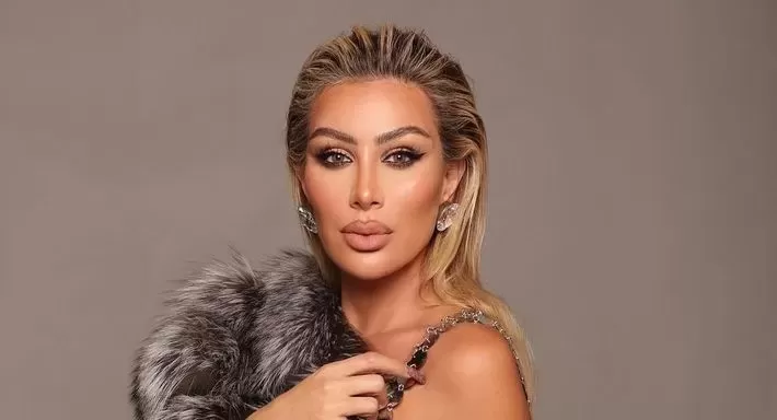 بالفيديو : مايا دياب تعترف بدون خجل عن سبب تمزيق ملابسها على المسرح وكيف تثير الجمهور بكشف هذه المناطق!