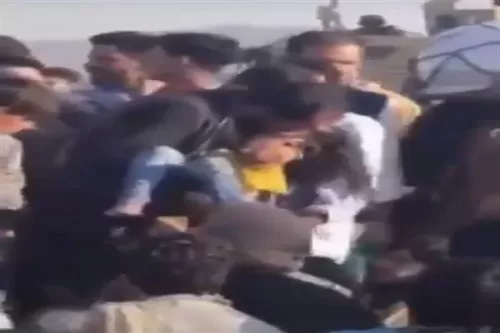 مشهد مؤلم.. وفاة طفلة أفغانية أثناء انتظارها عمليات الإجلاء من مطار كابل-فيديو