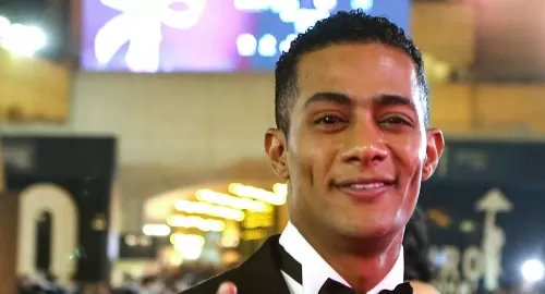 شاهد: محمد رمضان يصدم من جمال مضيفة في طائرته الخاصة ويفقد السيطرة على نفسه ويقوم بهذ الأمر المعيب