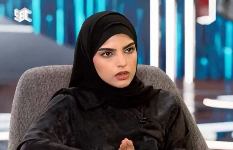 شاهد بالفيديو: كم بلغت تكلفة زي سارة الودعاني في يوم التأسيس؟.. خبيرة التجميل تجيب