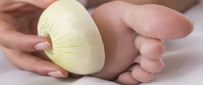 بمسمار وبصلة فقط.. تخلصي تماماً من النمل والناموس والصراصير.. وصفة سحرية لا تخطر على بال العفريت