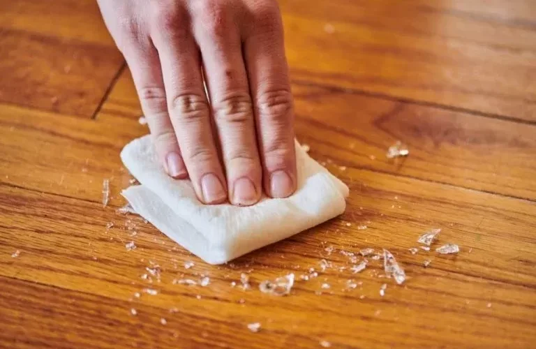 إليك هذه الحيلة السهلة لجمع الزجاج المكسور دون التسبب بأذى