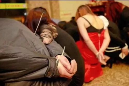 سلطنة عُمان تصحو على فضيحة مدوية بعد الكشف عن حقيقة ماكانت تقوم به هذة العصابة النسائية