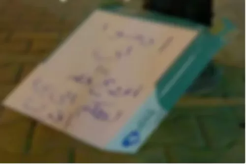 شاهد: سعودية توزع مياه صدقه وتصدم الجميع بما كتبته عليها